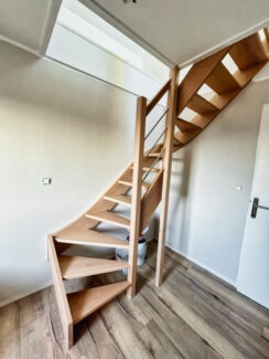 Réalisation De Souza Combles - Pose d'un escalier