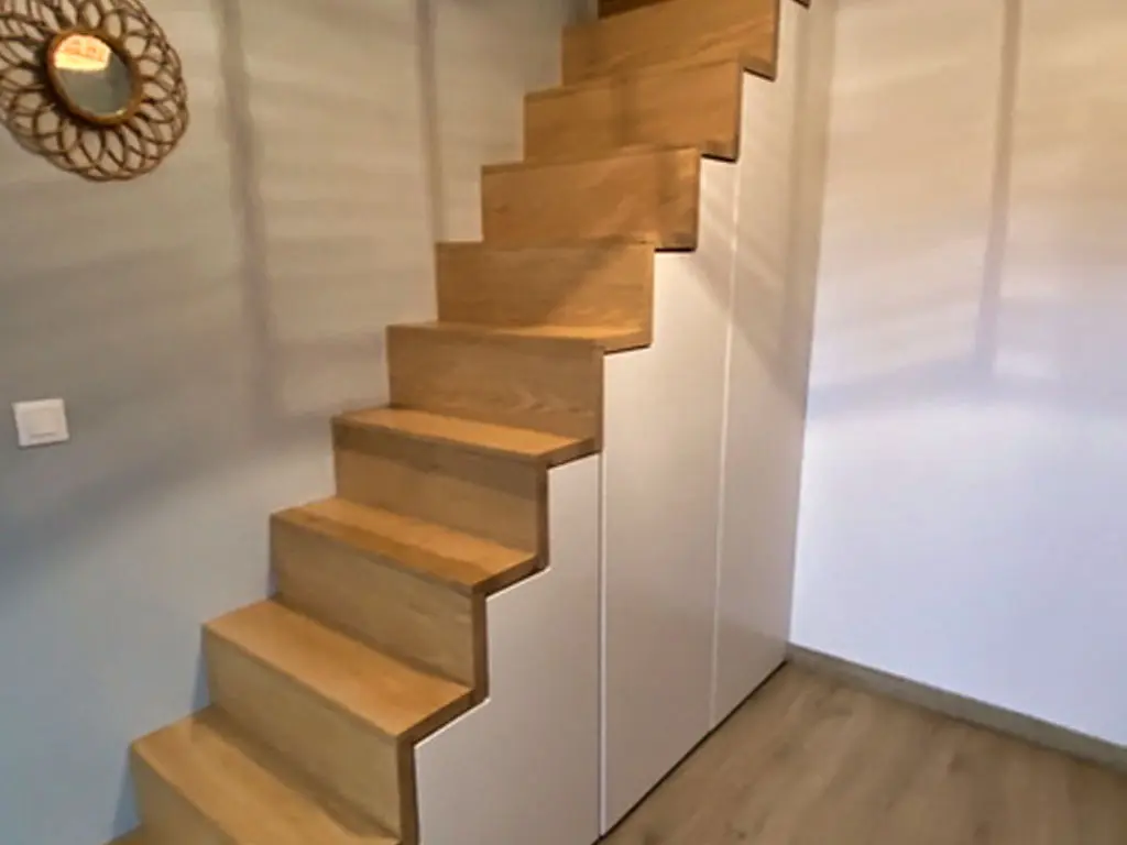 Placard sous pente escalier fermé