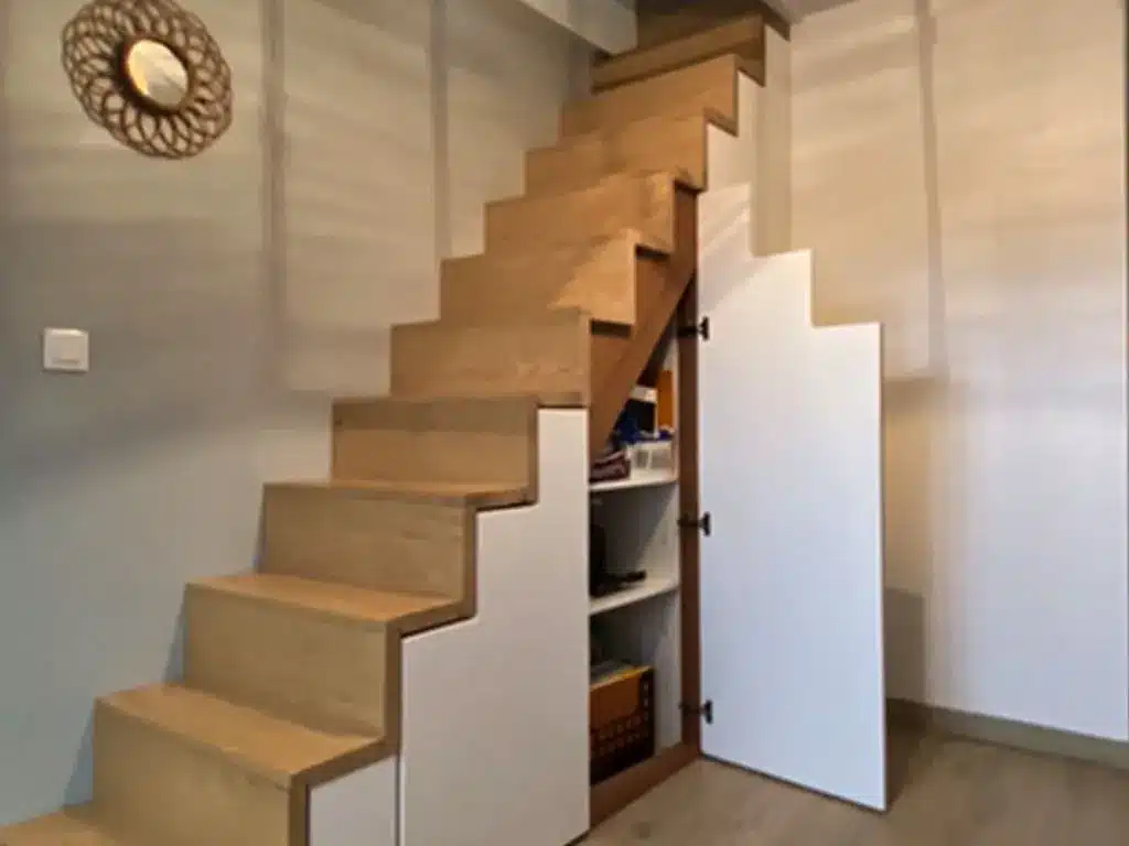 Placard sous pente escalier ouvert