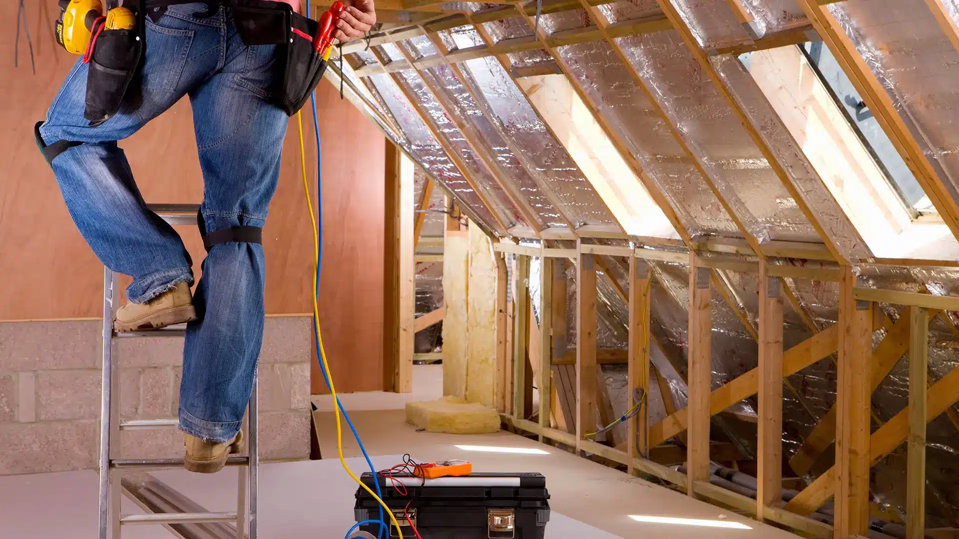 Électricien dans les combles
