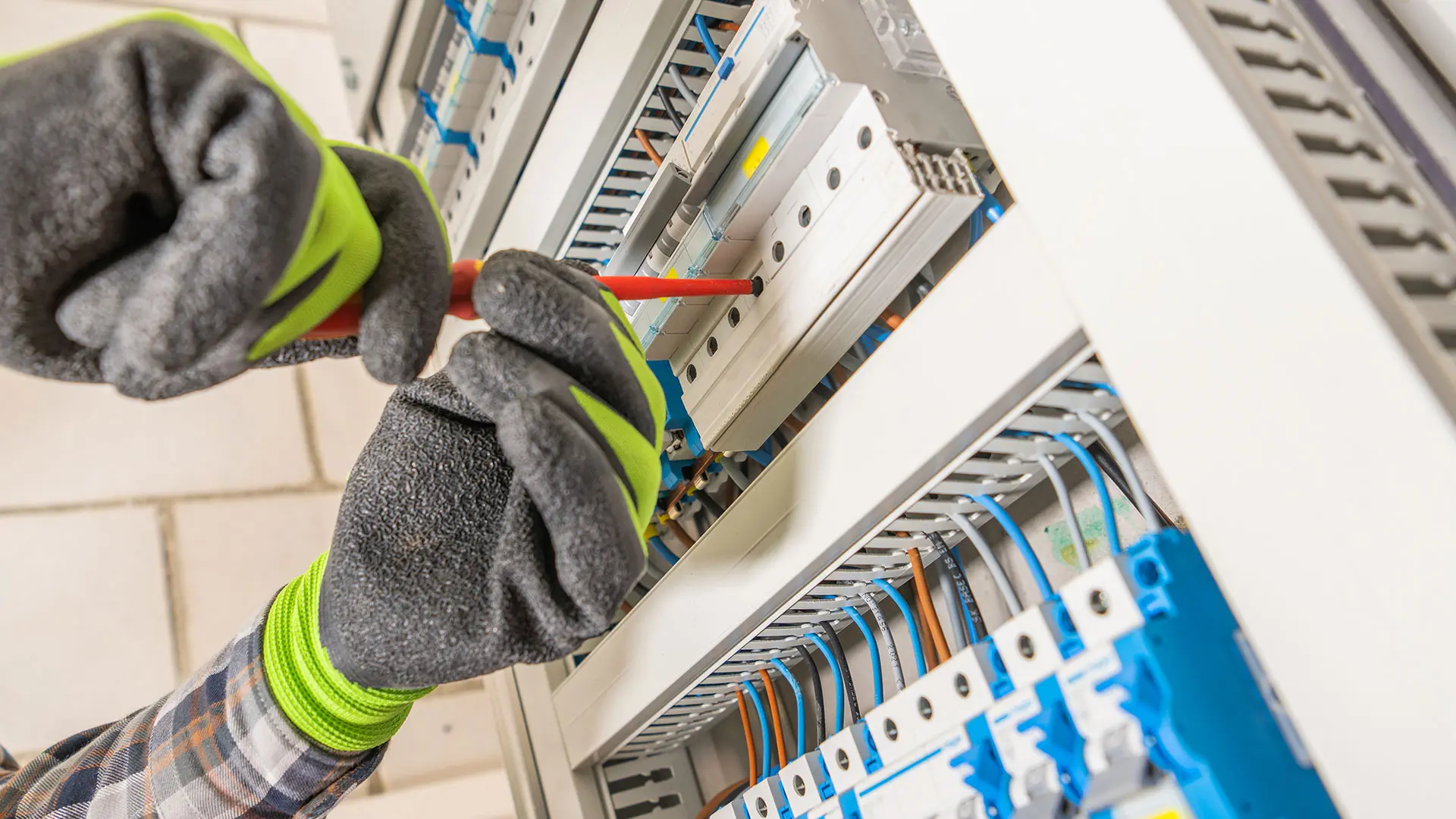 Installation panneau électrique pour les combles