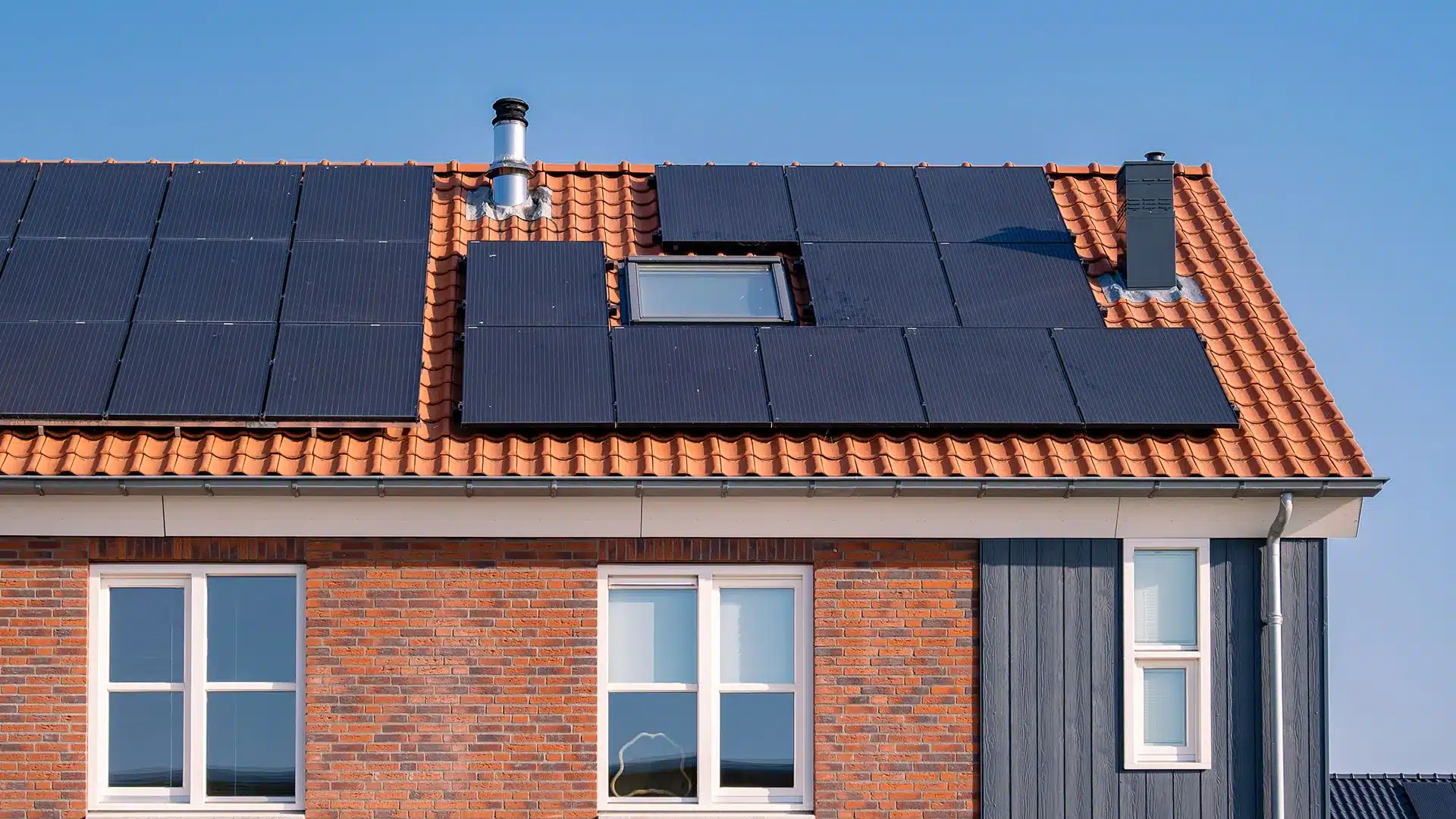 Toiture équipée de panneaux solaires photovoltaïques #1