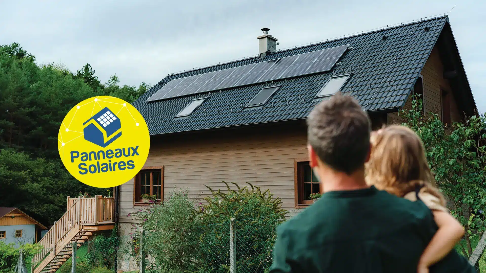 Famille qui regarde leur maison équipée de panneaux solaires