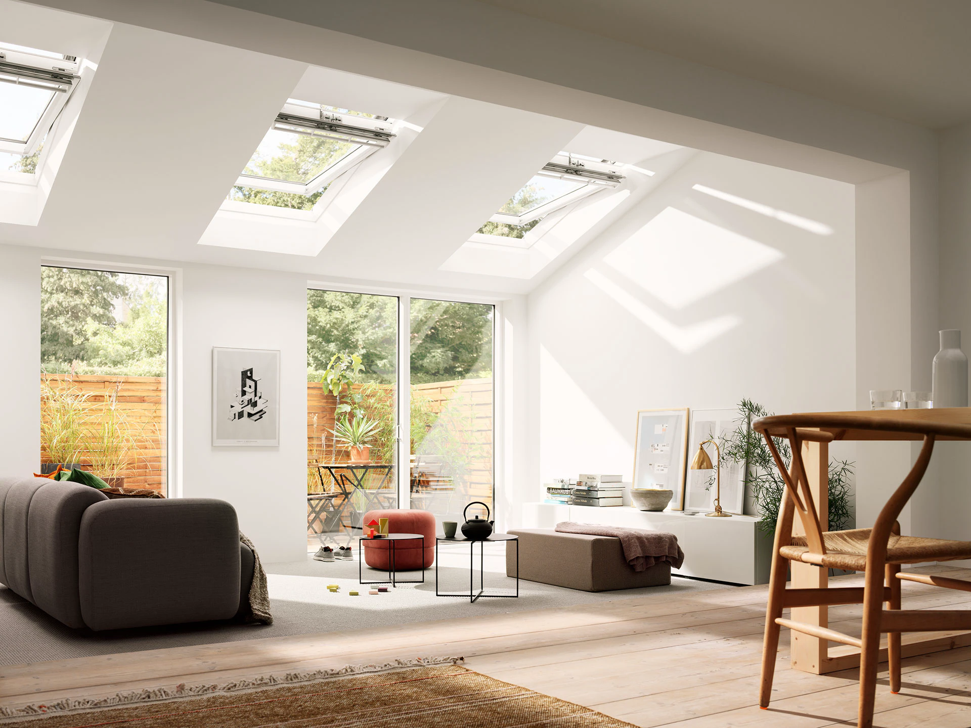Pièce de maison très éclairée par des fenêtres de toit Velux