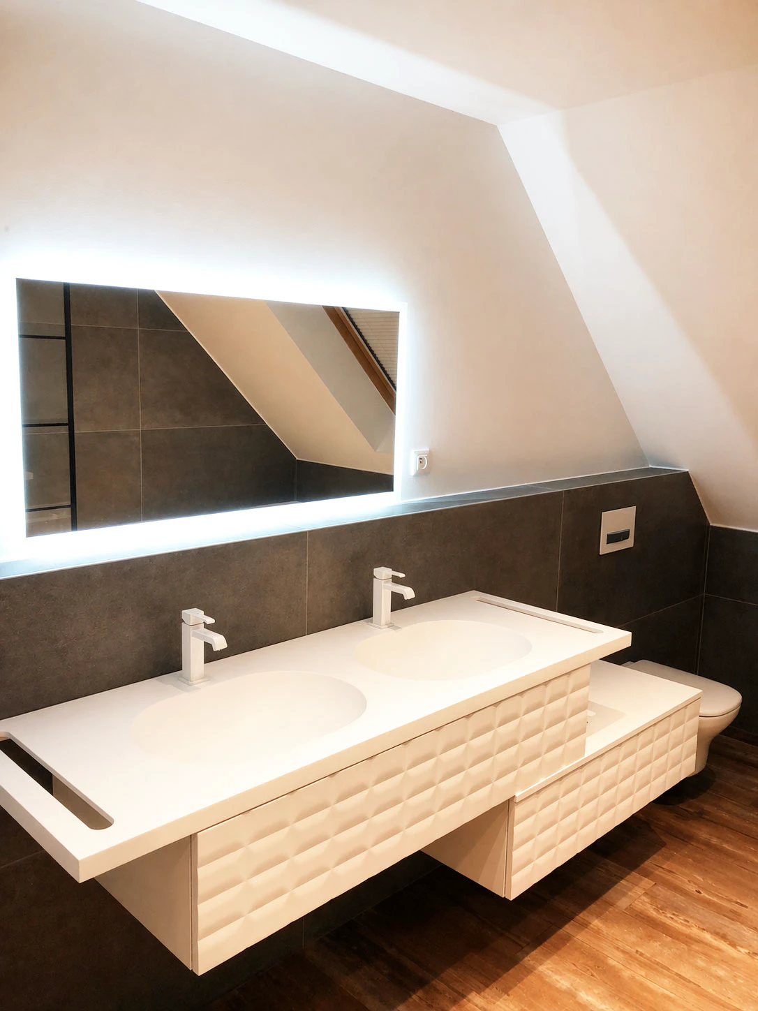 Salle de bains avec deux vasques - Réalisation De Souza Combles avec plomberie et électricité