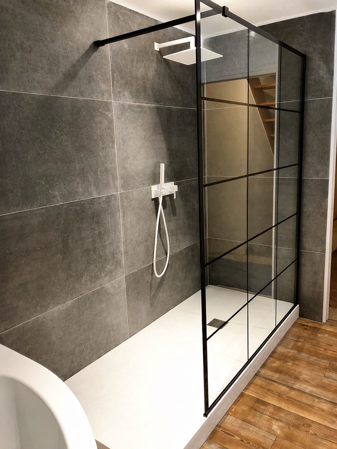 Salle de bains avec douche à l'italienne - Réalisation De Souza Combles