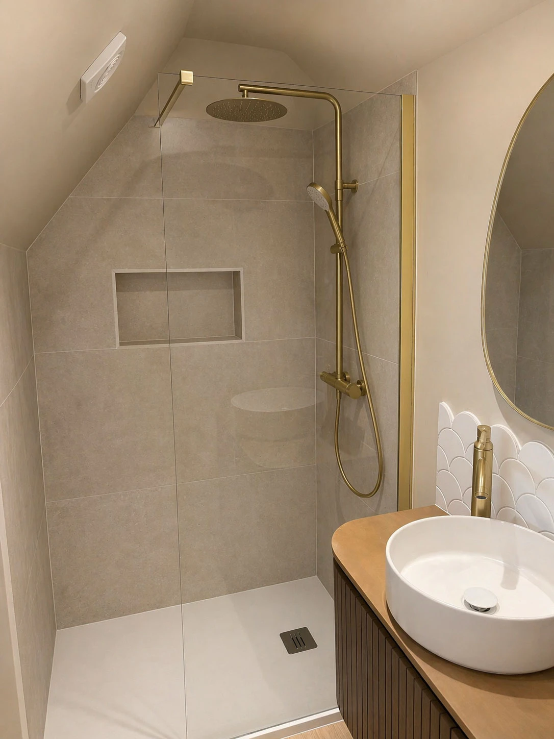 Salle de bains avec douche à l'italienne - Réalisation De Souza Combles