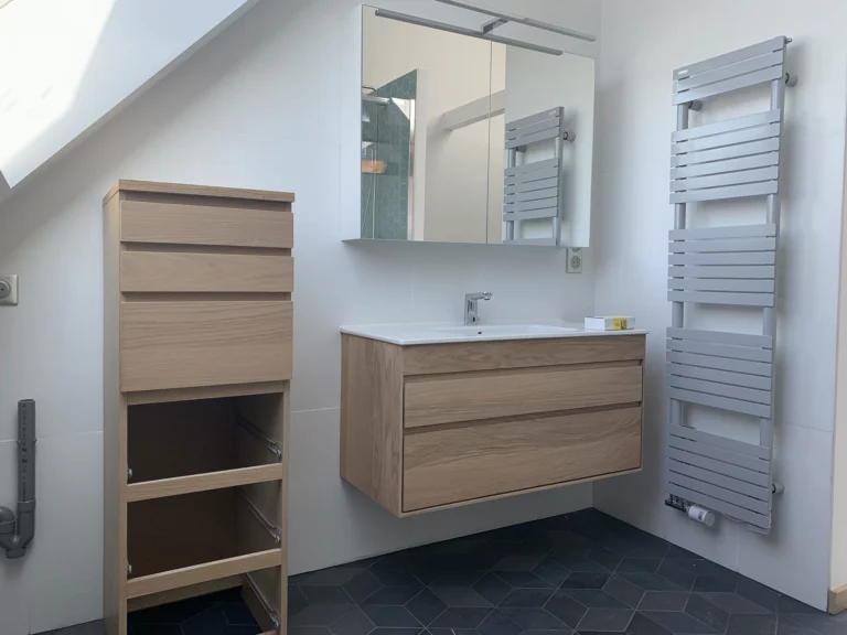 Salle de bains avec mobilier et une vasque, carrelage, plomberie - Réalisation De Souza Combles