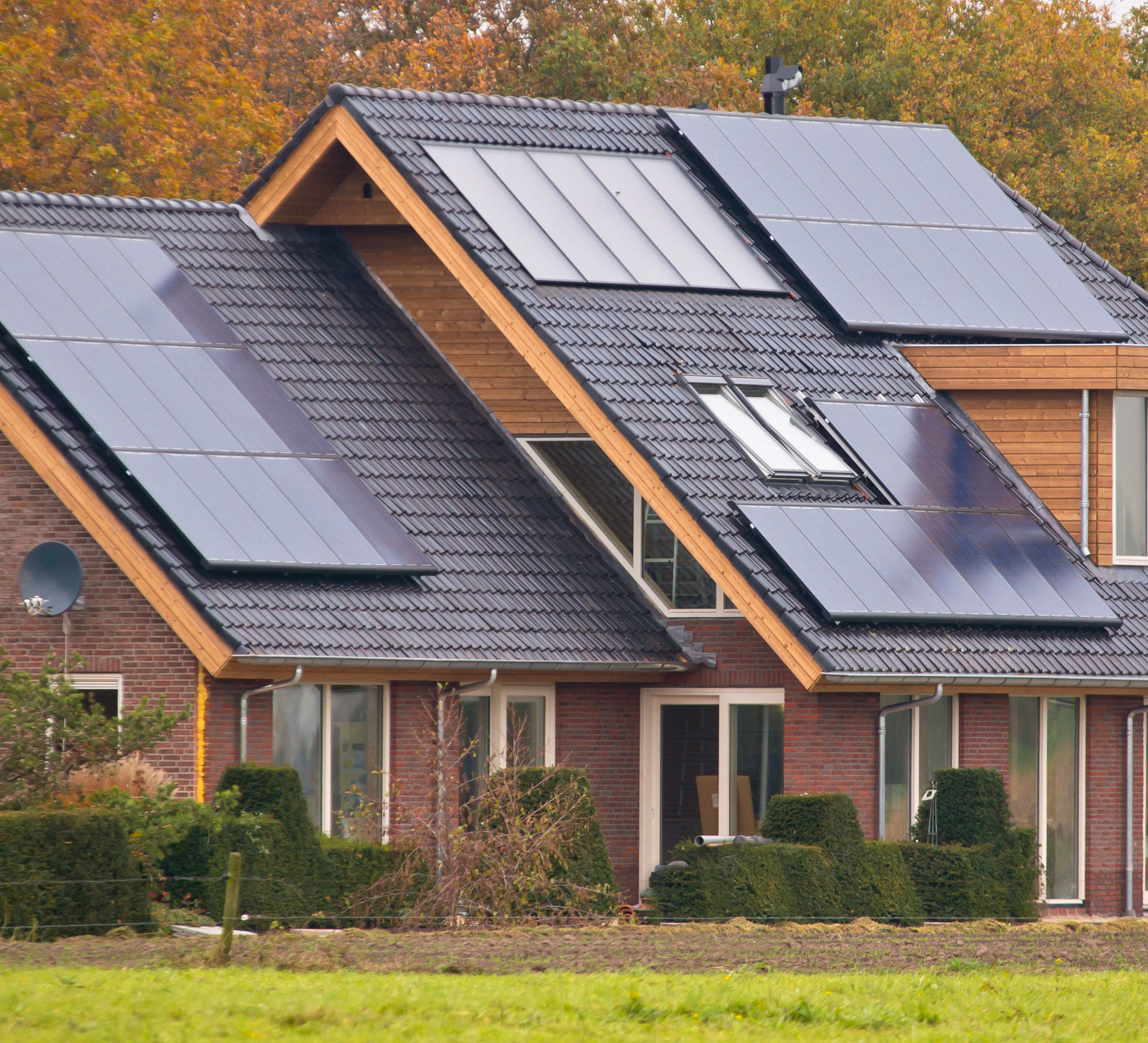 Maison équipée de panneaux solaires et de fenêtres de toit