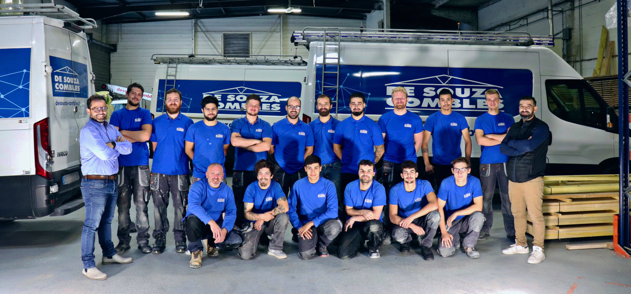 L'équipe De Souza Combles réunie pour la photo dans le hangar de la société
